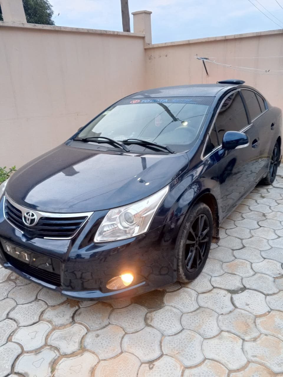 Toyota Avensis berline disponible en location à Douala