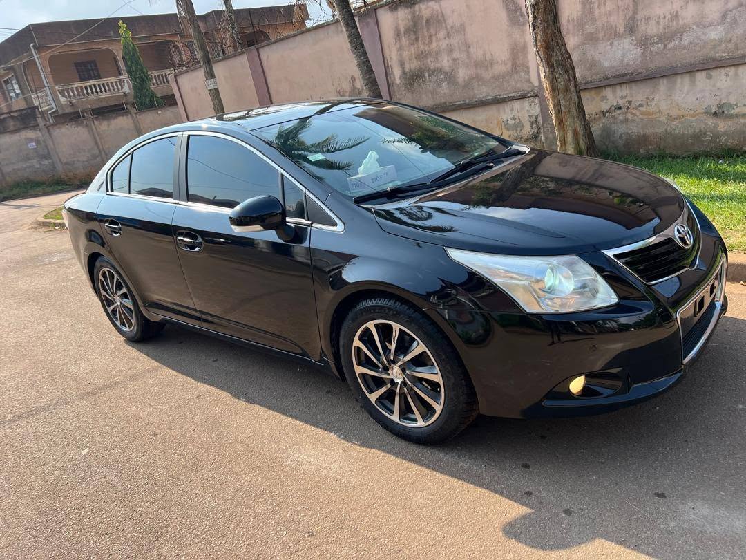 Toyota Avensis 2012 moteur essence VVTi automatique cuir