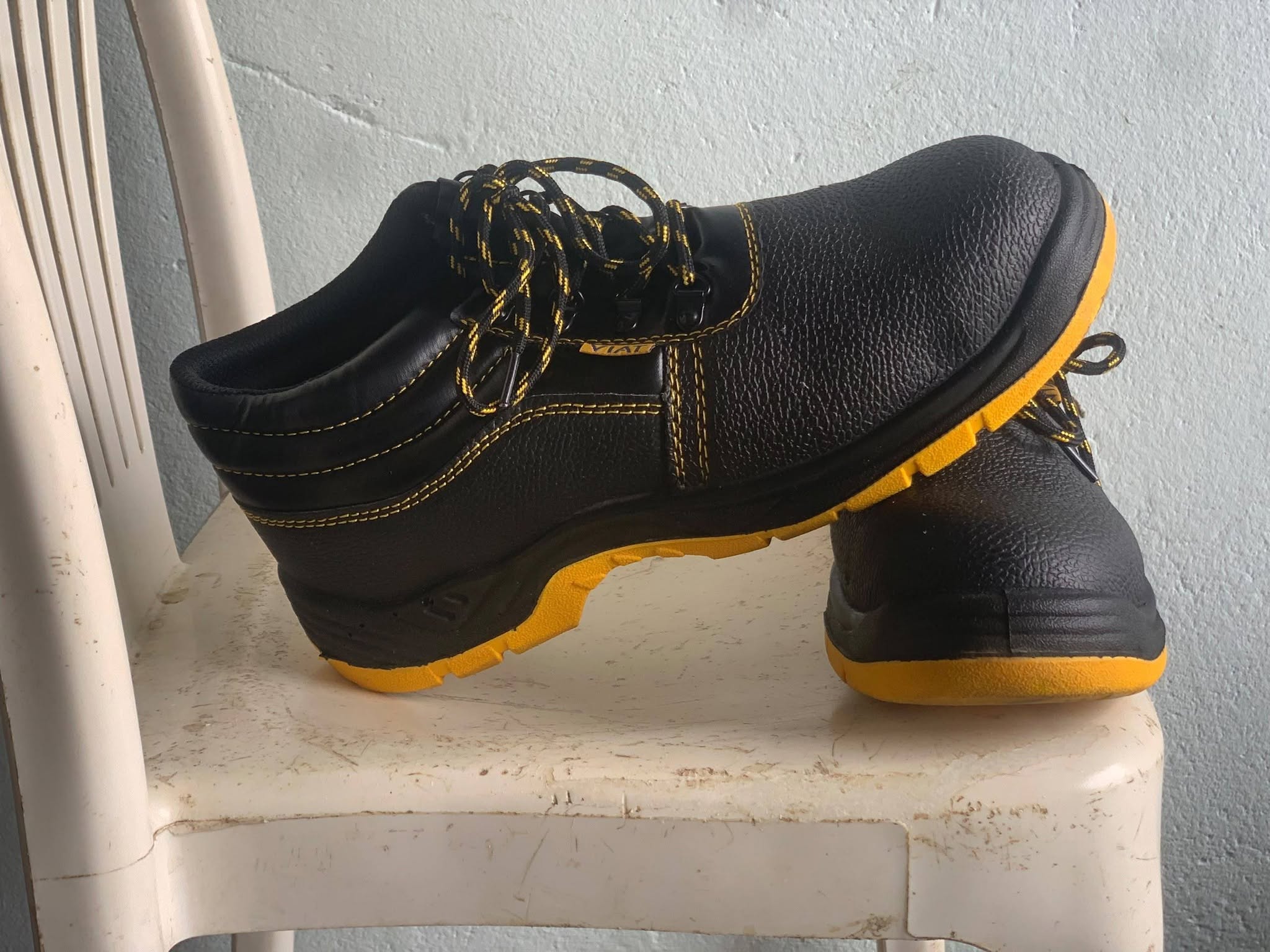Chaussures de sécurité professionnelles noires et jaunes