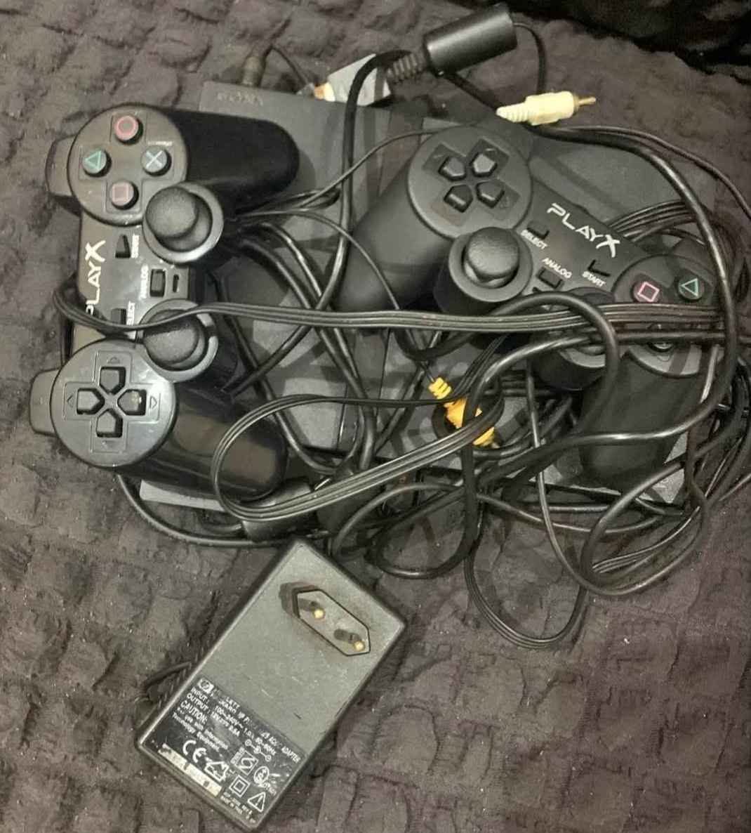 Ps2 slim avec 2 manettes et 30 jeux